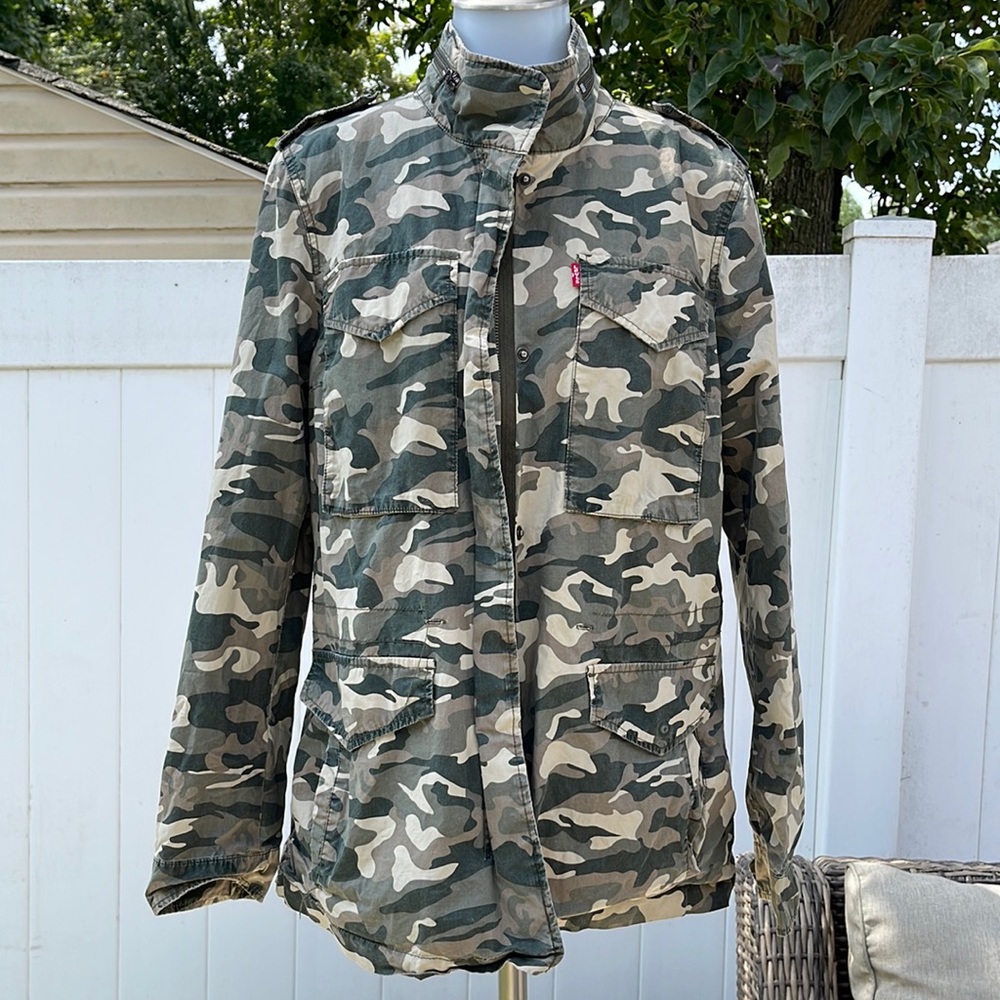 EUC Levi’s Camo lightweight utility Jacket Womens size M